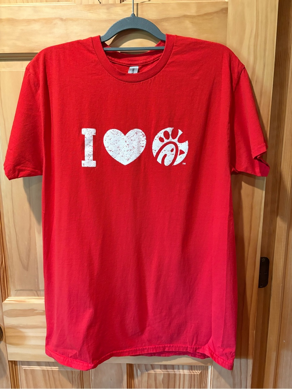 Gildan Red t-shirt features a distressed "I 🤍 Chick-fil-A" graphic unisex size L